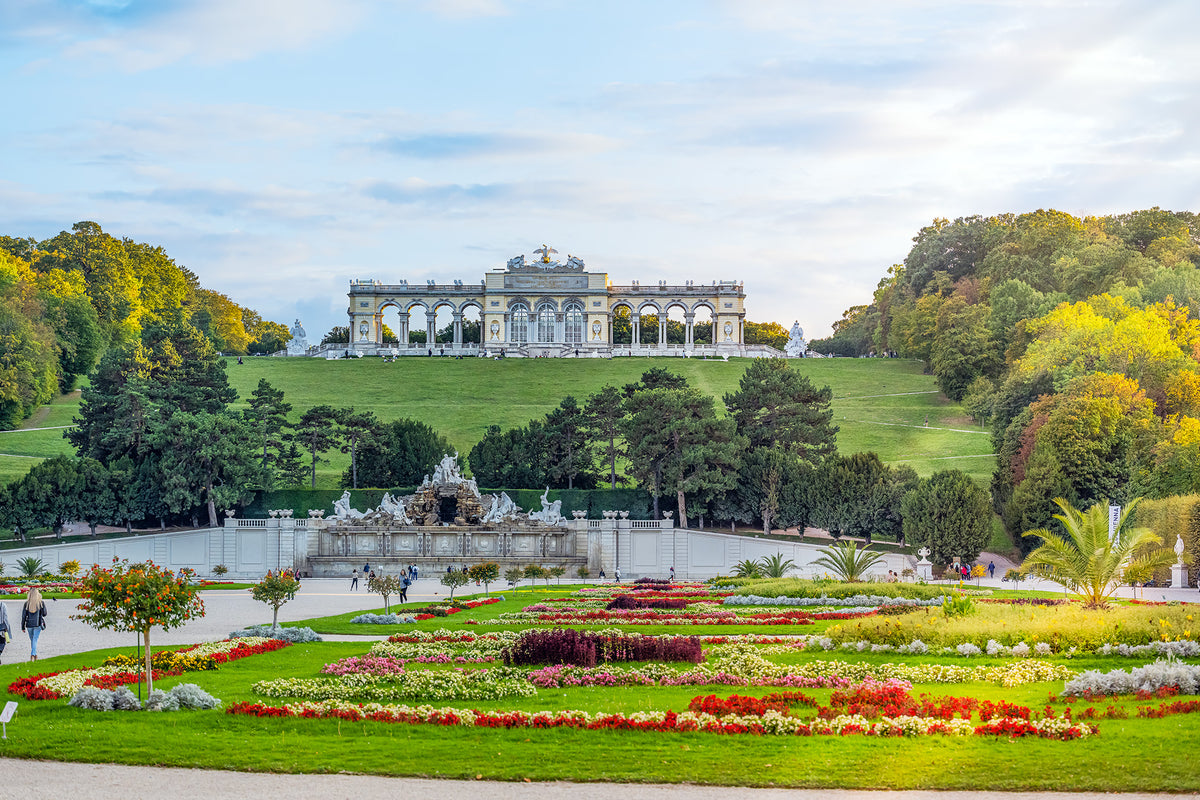 Die Gloriette im Schlossgarten von Schloss Schönbrunn in Wien