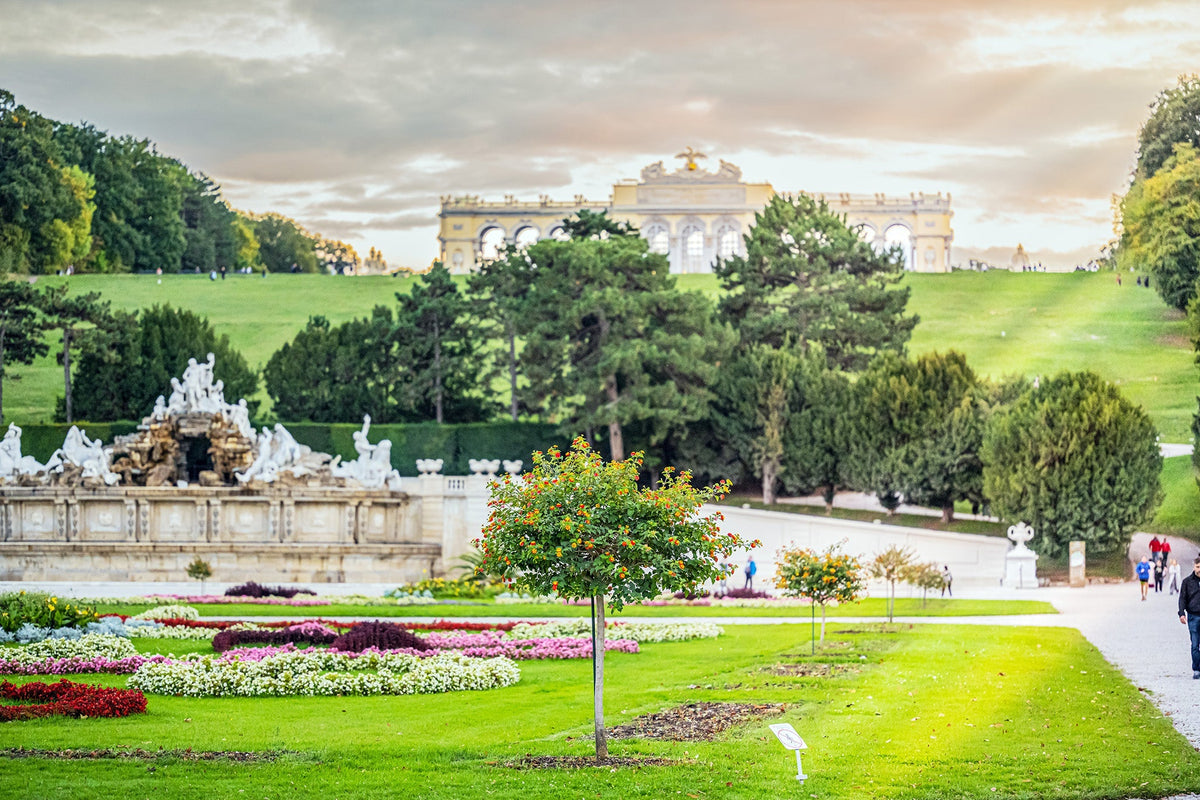 Die Gloriette im Schlossgarten von Schloss Schönbrunn in Wien