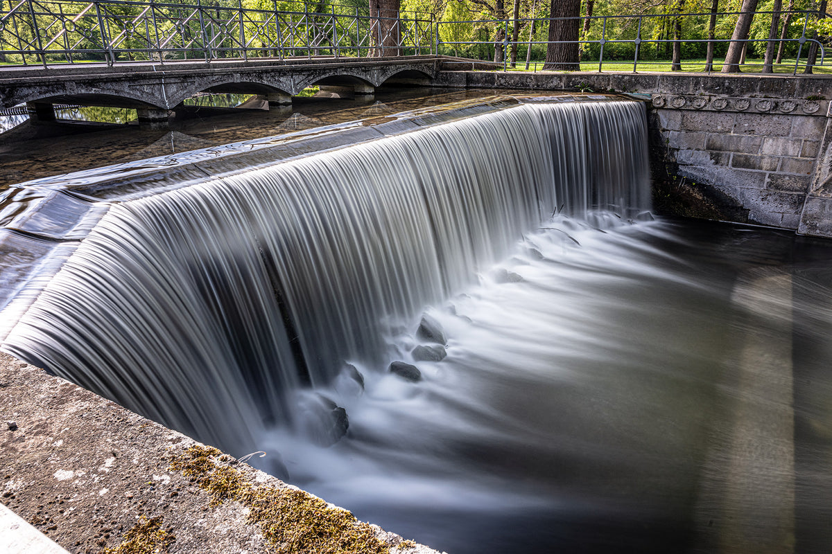 Wasserfall Cascade Brücke im Schlosspark LAXENBURG