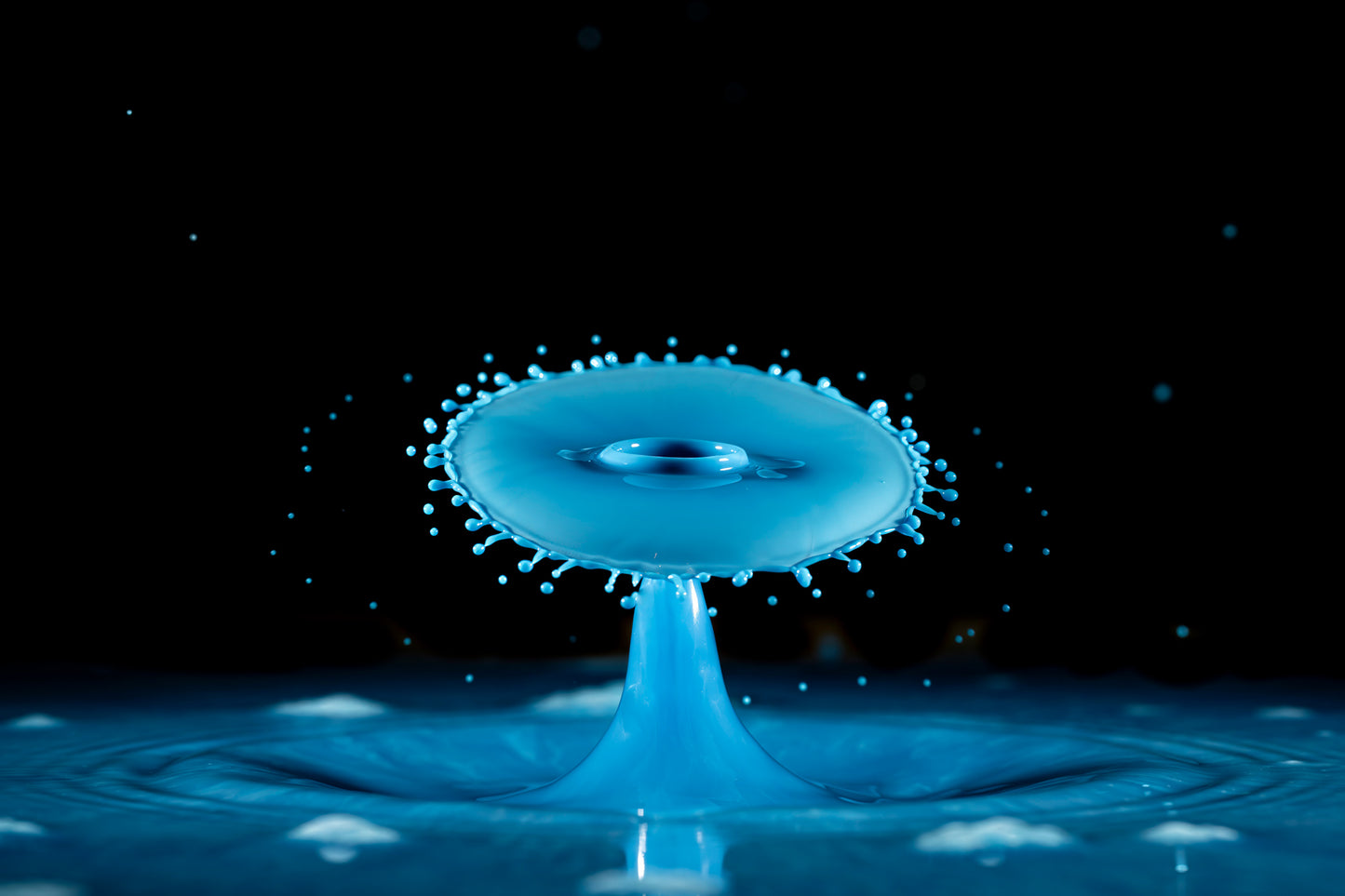 Makro Wassertropfen - Potpourri aus Kaffee Obers, Ethylalkohol und Glycerol, blaue Lebensmittelfarbe