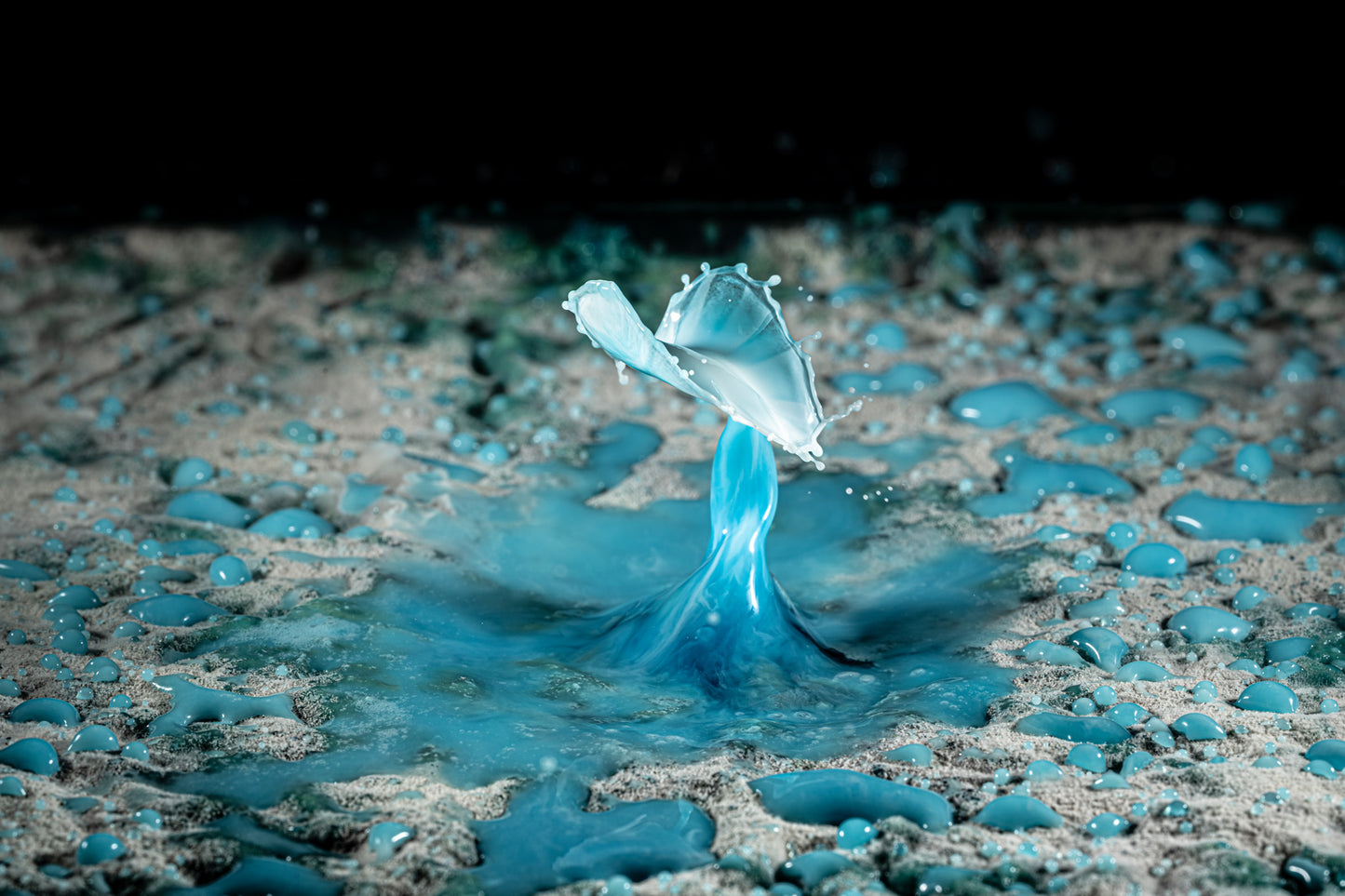 Makro Wassertropfen - Potpourri aus Kaffee Obers, Ethylalkohol und Glycerol, blaue Lebensmittelfarbe