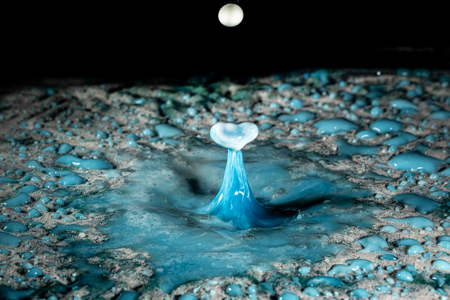 Makro Wassertropfen - Potpourri aus Kaffee Obers, Ethylalkohol und Glycerol, blaue Lebensmittelfarbe