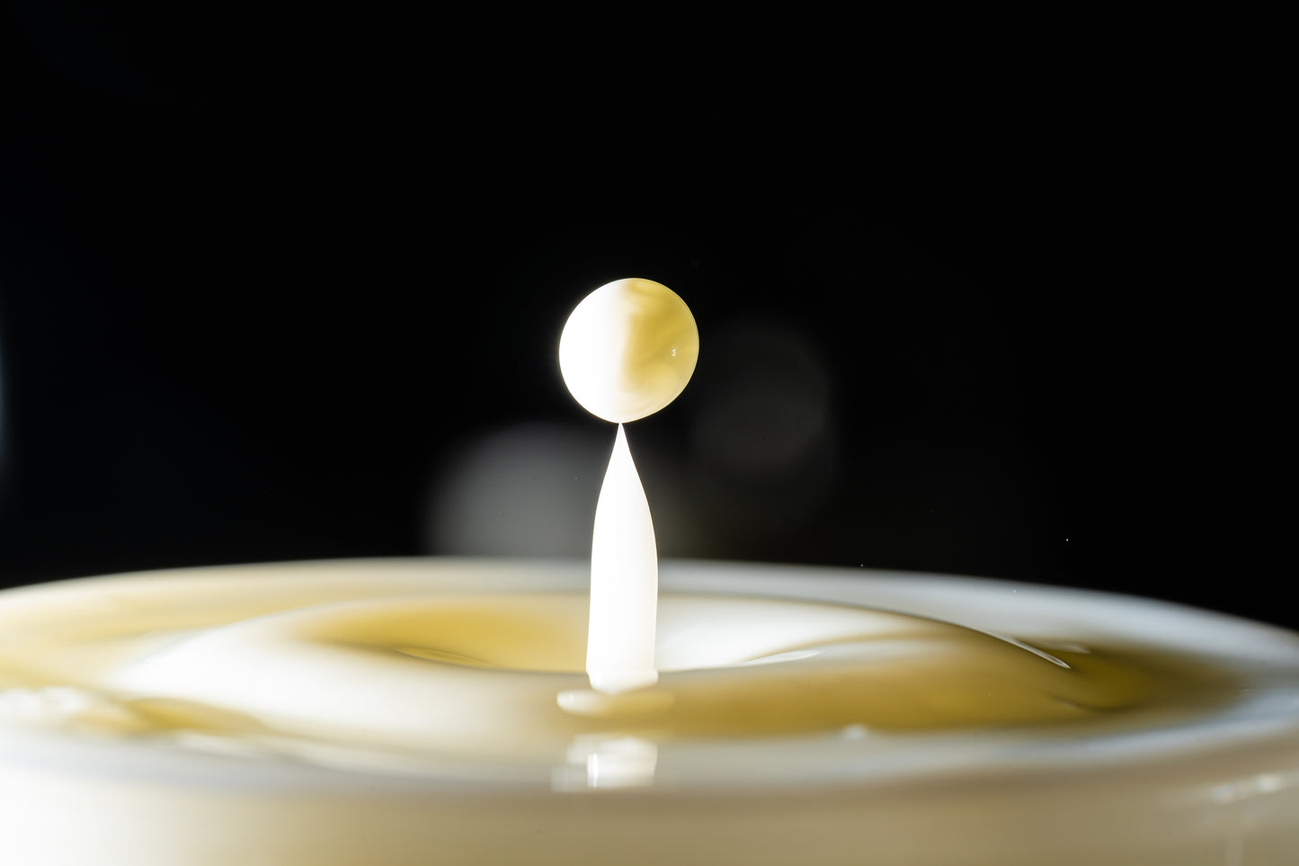 Makro Wassertropfen - Potpourri aus Kaffee Obers und Ethylalkohol