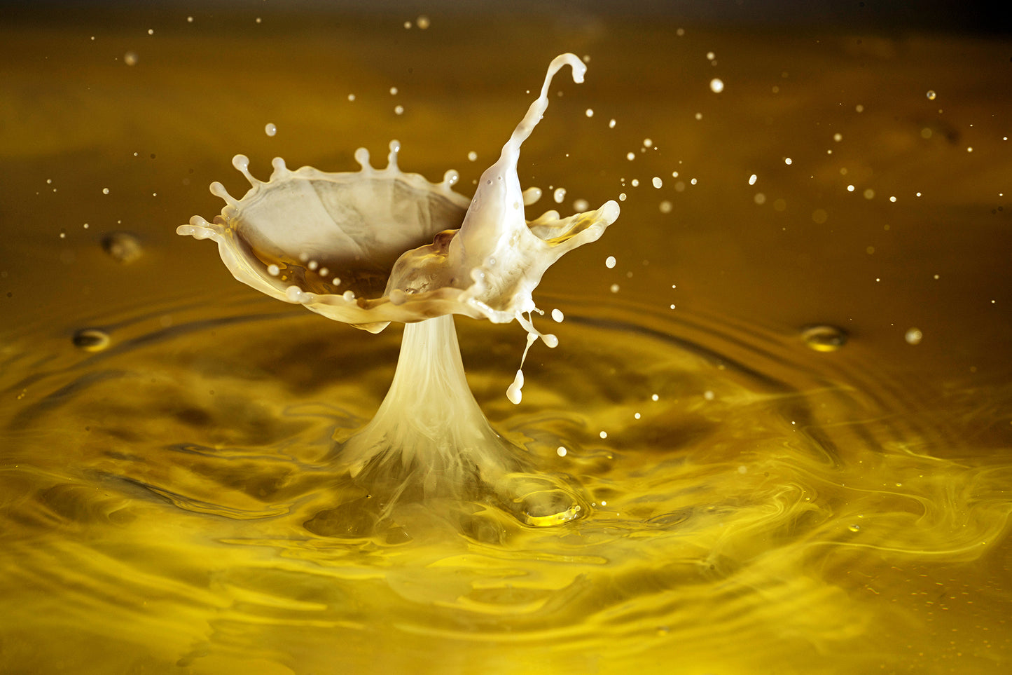 Makro Wassertropfen - Potpourri aus Kaffee Obers, Ethylalkohol und Glycerol, gelbe Lebensmittelfarbe