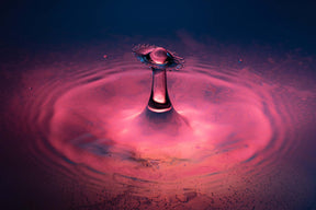 Makro Wassertropfen "dark red universe"