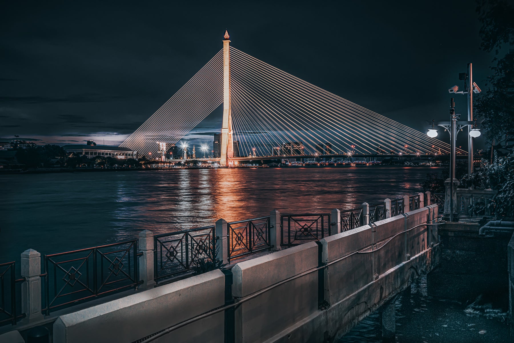 Rama VIII Bridge über Chao-Phraya-Fluss in Bangkok