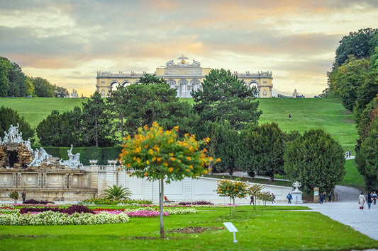 Die Gloriette im Schlossgarten von Schloss Schönbrunn in Wien