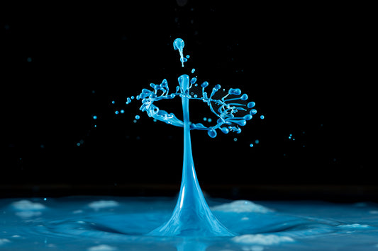 Makro Wassertropfen - Potpourri aus Kaffee Obers, Ethylalkohol und Glycerol, blaue Lebensmittelfarbe