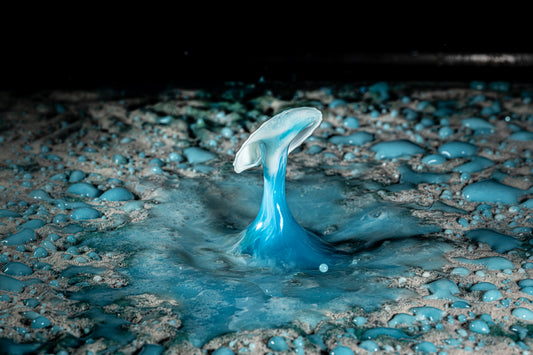 Makro Wassertropfen - Potpourri aus Kaffee Obers, Ethylalkohol und Glycerol, blaue Lebensmittelfarbe