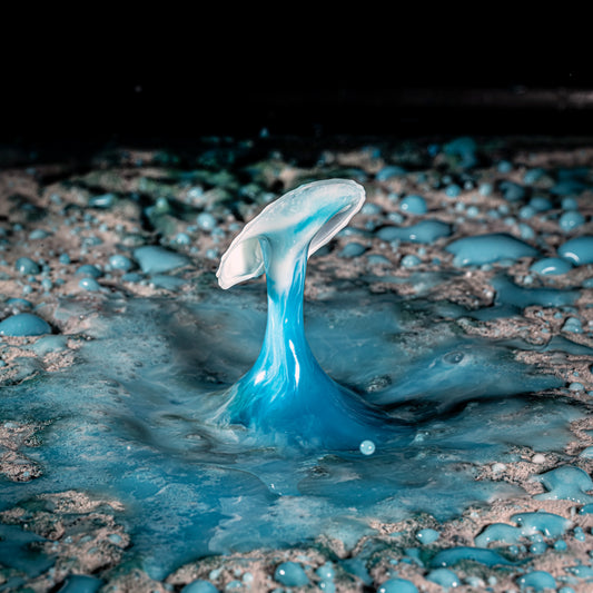 Makro Wassertropfen - Potpourri aus Kaffee Obers, Ethylalkohol und Glycerol, blaue Lebensmittelfarbe