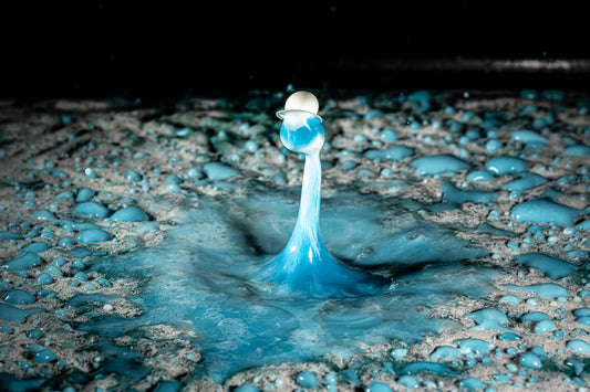 Makro Wassertropfen - Potpourri aus Kaffee Obers, Ethylalkohol und Glycerol, blaue Lebensmittelfarbe