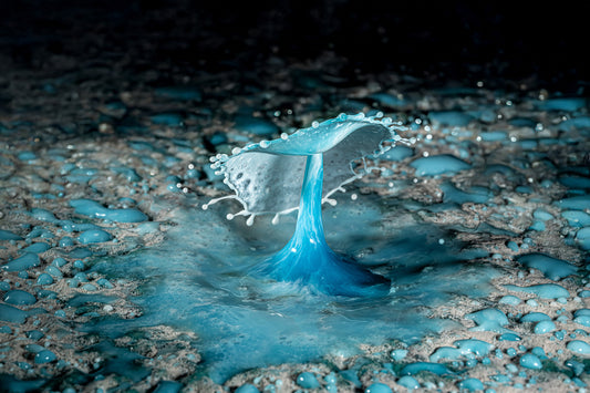 Makro Wassertropfen - Potpourri aus Kaffee Obers, Ethylalkohol und Glycerol, blaue Lebensmittelfarbe