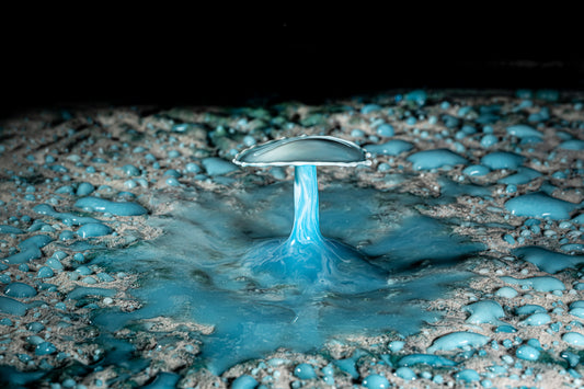 Makro Wassertropfen - Potpourri aus Kaffee Obers, Ethylalkohol und Glycerol, blaue Lebensmittelfarbe
