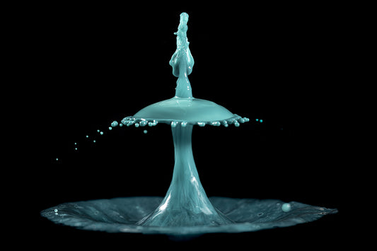 Makro Wassertropfen - Potpourri aus Kaffee Obers, Ethylalkohol und Glycerol, blaue Lebensmittelfarbe